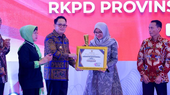 Bupati Banyuwangi menerima penghargaan dari Pj Gubernur Jatim