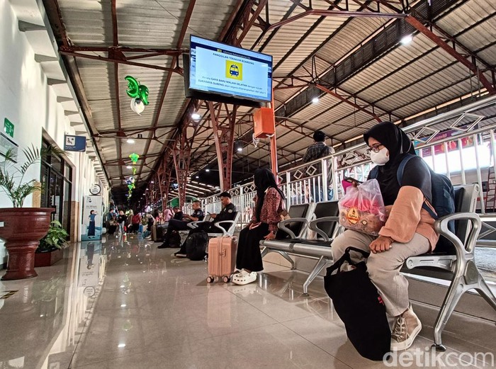 Calon penumpang menunggu kereta api pada masa angkutan Lebaran di Stasiun Purwokerto, Banyumas, Kamis (4/4/2024).