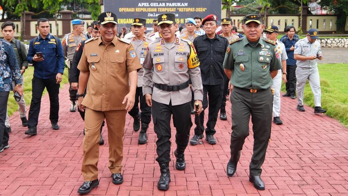 (Dari kiri ke kanan) Pj Gubernur Sulsel Bahtiar Baharuddin, Kapolda Sulsel Irjen Andi Riang, Pangdam XIV/Hasanuddin Mayjen TNI Bobby Rinal Makmun.