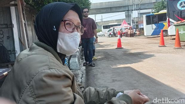 Dian usai mencari tiket bus di Terminal Bus Lebak Bulus tujuan Jambi. (Taufiq/detikcom)