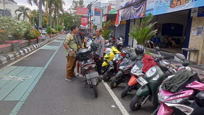 Dinas Perhubungan Kabupaten Klaten gelar sosialisasi antisipasi parkir liar selama Lebaran.