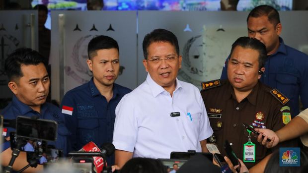 Direktur Penyidikan Jampidsus Kejagung, Kuntadi memberikan keterangan terkait pemanggilan aktris Sandra Dewi sebagai saksi dalam kasus IUP PT Timah di Kejaksaan Agung, Jakarta, Kamis (4/4/2024). (CNBC Indonesia/Faisal Rahman)