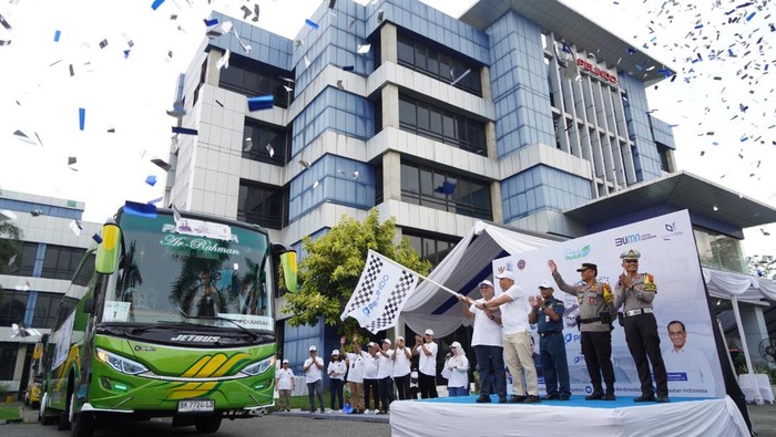 Direktur SDM Pelindo Multi Terminal Edi Priyanto dan Executive Director 1 pada Regional 1 Pelindo Ichwal Fauzi Harahap (kiri ke kanan) melakukan Flag Off Mudik Asyik Bersama BUMN yang diselenggarakan SPMT di Medan. (Dok. Pelindo)