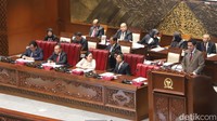 Wakil Ketua Komisi III Habiburokhman membacakan hasil fit and proper calon anggota LPSK periode 2024-2029 di depan para pimpinan DPR. 
