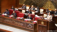 Ketua DPR Puan Maharani lalu mengambil keputusan dengan meminta persetujuan anggota yang hadir. Perkenankan saya menanyakan kepada sidang dewan yang terhormat apakah laporan Komisi III DPR atas hasil uji kelayakan dan kepatutan fit and proper test calon anggota LPSK masa jabatan 2024-2029 tersebut dapat disetujui untuk ditetapkan? tanya Puan sambil mengetuk palu. 