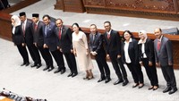 Pimpinan DPR berfoto dengan anggota Lembaga Perlindungan Saksi dan Korban (LPSK) periode 2024-2029. 