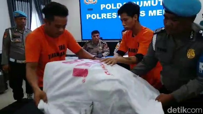 Dua pelaku bajing loncat saat ditampilkan dalam rilis kasus di Polrestabes Medan. (Goklas Wisely/detikSumut)