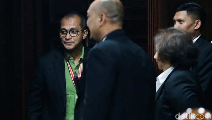 Guru Besar Hukum UGM Eddy Hiariej dihadirkan sebagai ahli oleh Tim Prabowo-Gibran dalam sidang sengketa Pilpres di MK. Saat Eddy, Bambang Widjojanto walk out.