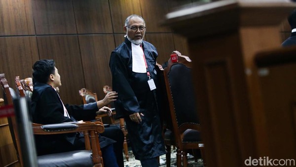 Eddy Hiariej Beri Keterangan di MK, BW Walk Out