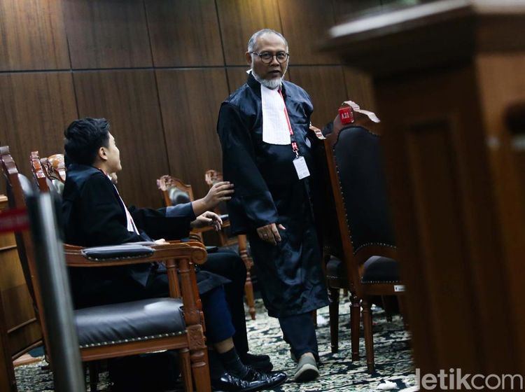 Eddy Hiariej Beri Keterangan di MK, BW Walk Out