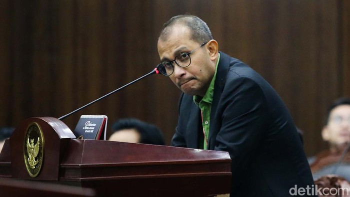 Guru Besar Hukum UGM Eddy Hiariej dihadirkan sebagai ahli oleh Tim Prabowo-Gibran dalam sidang sengketa Pilpres di MK. Saat Eddy, Bambang Widjojanto walk out.
