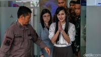 Sandra Dewi irit bicara usai diperiksa.  
