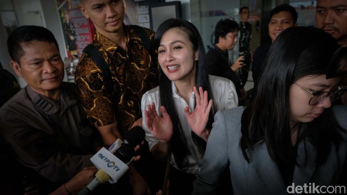 Sandra Dewi selesai menjalani pemeriksaan kasus PT Timah yang ditangani Kejagung RI. Sandra menebar senyum usai diperiksa.