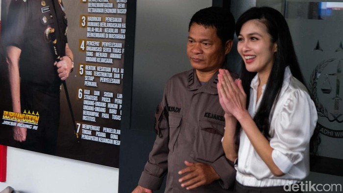 Sandra Dewi selesai menjalani pemeriksaan kasus PT Timah yang ditangani Kejagung RI. Sandra menebar senyum usai diperiksa.