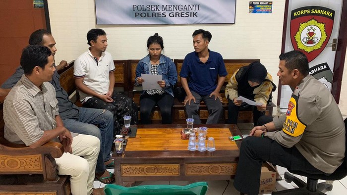 Emak-emak gresik lempar mangkuk