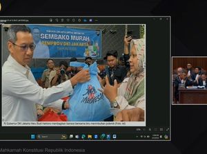Kala Foto Heru Budi Bagikan Bansos Tas Biru Muda Muncul di Sidang MK