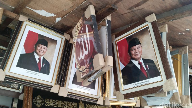 Foto pigura Prabowo-Gibran sebagai Presiden-Wapres RI, mulai dijual di Pasar Baru, Jakpus, 4 April 2024. (Ammar Rezqianto/detikcom)