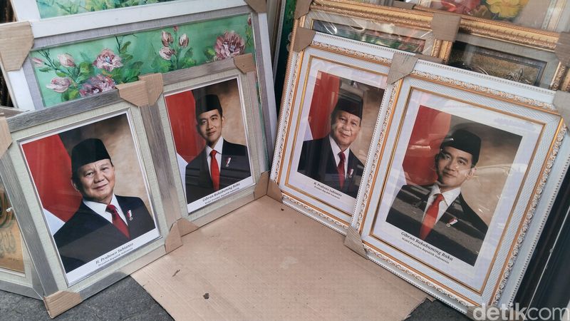 Foto pigura Prabowo-Gibran sebagai Presiden-Wapres RI, mulai dijual di Pasar Baru, Jakpus, 4 April 2024. (Ammar Rezqianto/detikcom)