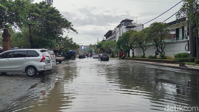 Genangan air setinggi mata kaki orang dewasa akibat hujan deras di Jalan Pantai Kuta, Kamis (4/4/2024). (Aryo Mahendro/detikBali)