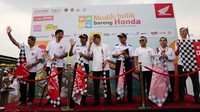 Pelepasan motor pemudik dihadiri oleh Direktur Angkutan Jalan Direktorat Jenderal Perhubungan Darat Kementerian Perhubungan Suharto, Marketing Director AHM Naoki Kajino, dan Marketing Director AHM Octavianus Dwi.