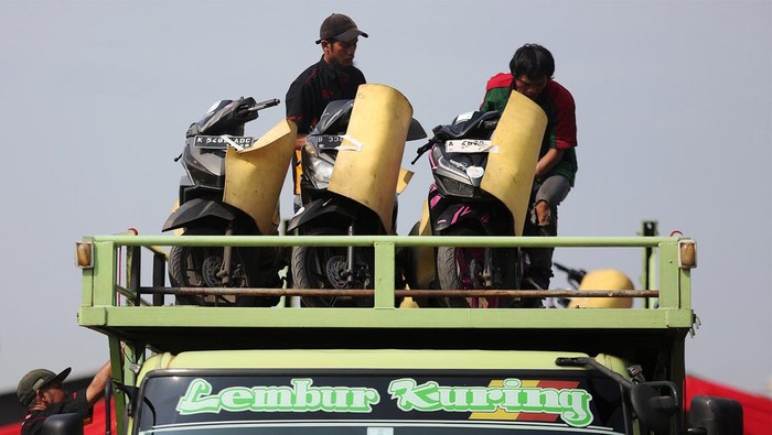 Honda Berangkatkan 1.109 Motor Pemudik Direktur Angkutan Jalan Direktorat Jenderal Perhubungan Darat Kementerian Perhubungan Suharto (keempat kiri) bersama dengan Marketing Director AHM Naoki Kajino (kedua kiri), Marketing Director AHM Octavianus Dwi (ketiga kanan) saat pelepasan truk Mudik Balik Bareng Honda (MBBH) 2024 di Jakarta, Kamis (4/4/2024).