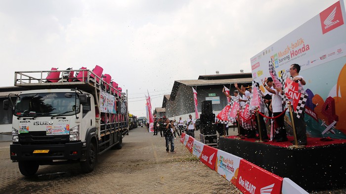 Direktur Angkutan Jalan Direktorat Jenderal Perhubungan Darat Kementerian Perhubungan Suharto (keempat kiri) bersama dengan Marketing Director AHM Naoki Kajino (kedua kiri), Marketing Director AHM Octavianus Dwi (ketiga kanan) saat pelepasan truk Mudik Balik Bareng Honda (MBBH) 2024 di Jakarta, Kamis (4/4/2024).