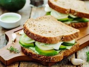 Jangan Asal! Ini Pilihan Nutrisi Tepat Saat Sahur agar Kuat Puasa