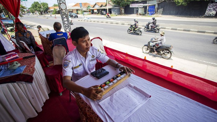 Petugas menghitung secara manual kendaraan yang melintas di jalur Pantura Lohbener, Indramayu, Jawa Barat, Kamis (4/4/2024). Memasuki H-6 Lebaran, volume kendaraan mudik yang melintas di jalur pantura mulai mengalami peningkatan dengan rata-rata 3.300 kendaraan per jam. ANTARA FOTO/Dedhez Anggara/rwa.