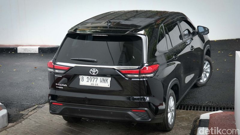 Artis Sandra Dewi diketahui memiliki deretan mobil mewah seperti Ferrari hingga Mercedes-benz. Namun saat diperiksa Kejagung, ia 'hanya' menumpangi Toyota Innova Zenix.