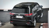 Sandra Dewi menumpangi mobil Toyota Innova Zenix. 