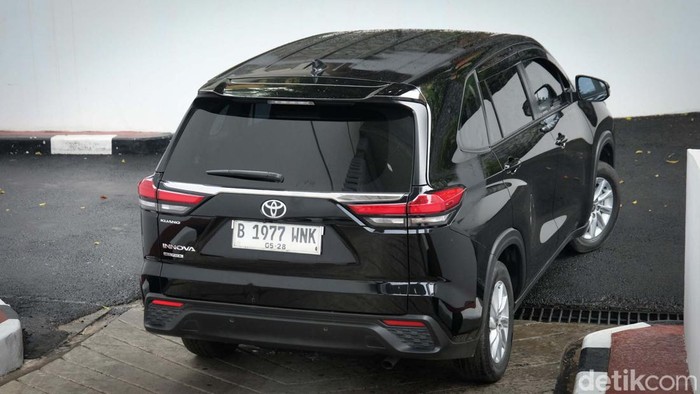Innova Zenix Jadi Tunggangan Sandra Dewi Saat Penuhi Panggilan Kejagung Artis Sandra Dewi diketahui memiliki deretan mobil mewah seperti Ferrari hingga Mercedes-benz. Namun saat diperiksa Kejagung, ia 'hanya' menumpangi Toyota Innova Zenix.