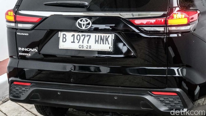 Artis Sandra Dewi diketahui memiliki deretan mobil mewah seperti Ferrari hingga Mercedes-benz. Namun saat diperiksa Kejagung, ia 'hanya' menumpangi Toyota Innova Zenix.