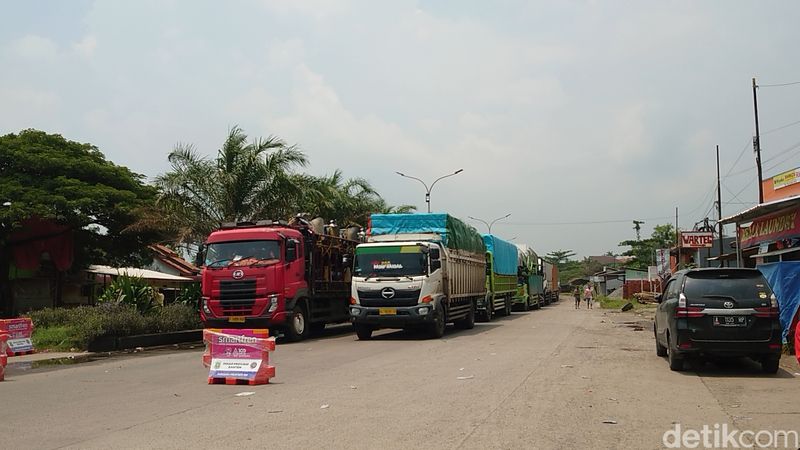 Jalan menuju Pelabuhan Ciwandan Cilegon, 4 April 2024. (M Iqbal/detikcom)