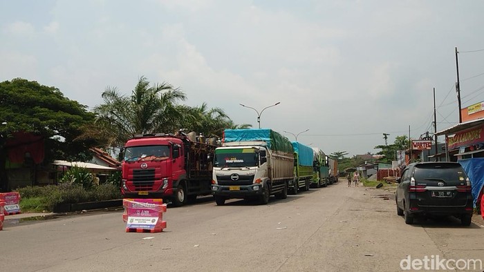 Jalan menuju Pelabuhan Ciwandan Cilegon, 4 April 2024. (M Iqbal/detikcom)