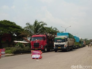 Keluhan Sopir Truk Terjebak Macet Belasan Jam di Pelabuhan Ciwandan