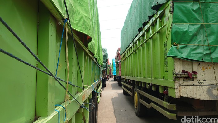 Jalan menuju Pelabuhan Ciwandan Cilegon, 4 April 2024. (M Iqbal/detikcom)