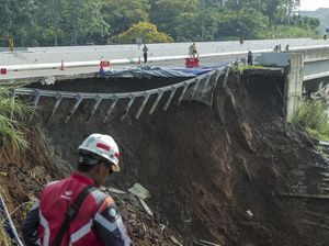 Begini Kondisi Jalan Tol Bocimi yang Amblas