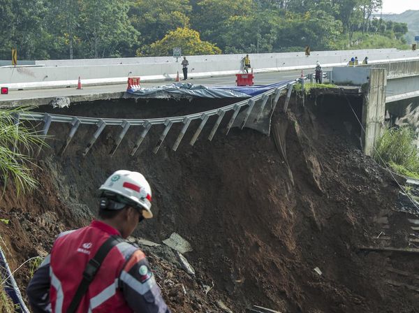 Begini Kondisi Jalan Tol Bocimi yang Amblas