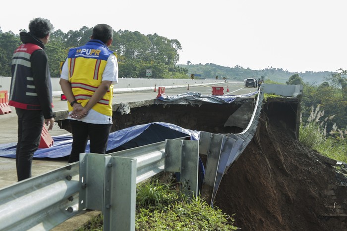 Warga mengamati kondisi jalan tol yang amblas di ruas tol Bocimi KM 64, Sukabumi, Jawa Barat, Kamis (4/4/2024). Jalan tol Bocimi KM 64 yang amblas pada Rabu (3/4) malam tersebut mengakibatkan satu mobil dan dua orang terperosok dan arus lalu lintas dari Jakarta menuju Sukabumi dialihkan ke pintu keluar tol Cigombong. ANTARA FOTO/Henry Purba/agr/nym.