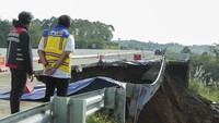 Jalan tol Bocimi KM 64 yang amblas pada Rabu (3/4) malam tersebut mengakibatkan satu mobil dan dua orang terperosok. 