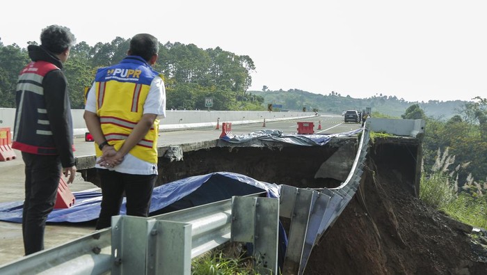 Warga mengamati kondisi jalan tol yang amblas di ruas tol Bocimi KM 64, Sukabumi, Jawa Barat, Kamis (4/4/2024). Jalan tol Bocimi KM 64 yang amblas pada Rabu (3/4) malam tersebut mengakibatkan satu mobil dan dua orang terperosok dan arus lalu lintas dari Jakarta menuju Sukabumi dialihkan ke pintu keluar tol Cigombong. ANTARA FOTO/Henry Purba/agr/nym.