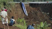 Saat ini arus lalu lintas dari Jakarta menuju Sukabumi dialihkan ke pintu keluar tol Cigombong. 