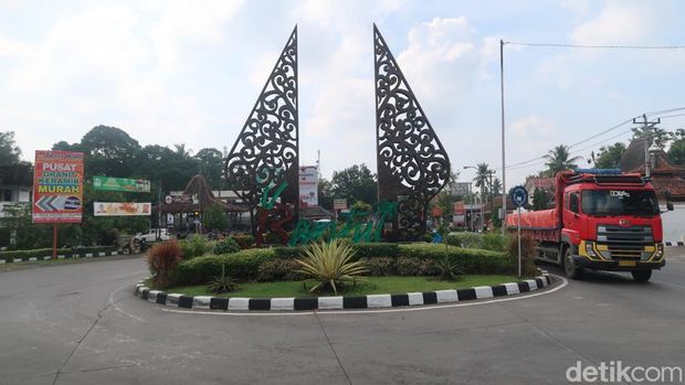 Jalan masuk utama dari Kulon Progo menuju Bantul di Srandakan, Bantul. Foto diunggah Kamis (4/4/2024).