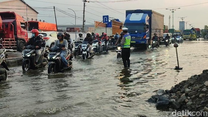 Jalur Pantura Sayung, Demak, tergenang banjir rob di Km 8, Kamis (4/4/2024).