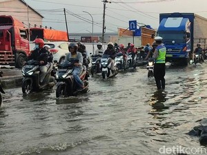 Jalan Pantura Sayung Demak Tergenang Rob, Ketinggian Capai 40 Cm