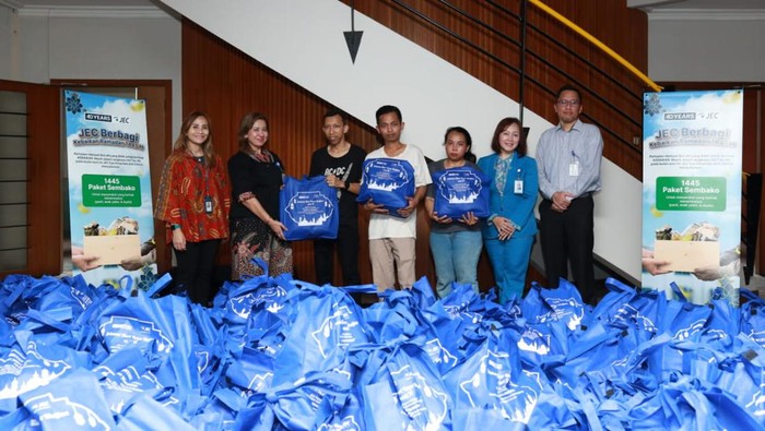 JEC Berbagi Kebaikan Ramadan JEC Eye Hospitals and Clinics menyalurkan 1.445 paket sembako jelang akhir Ramadan kepada anak yatim dan kalangan dhuafa. Ini diharapkan membantu pemenuhan kebutuhan pokok mereka saat merayakan Idul Fitri.