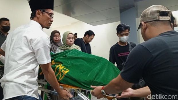 Jenazah Erni Sugiyanti saat akan dimasukan ke ambulance.