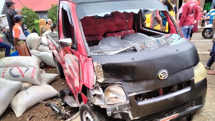 Kondisi mobil pikap usai bertabrajan dengan motor di Jeneponto, Sulawesi Selatan (Sulsel).