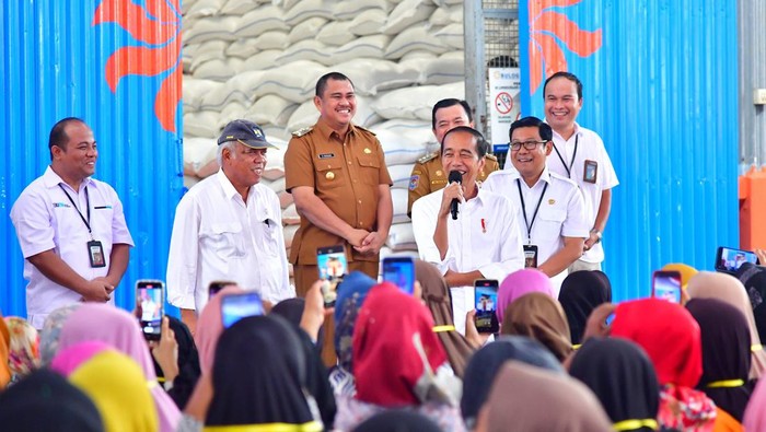 Jokowi tinjau dan bagikan bantuan pangan ke warga penerima manfaat di Bungo Jambi.