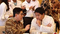 Di salah satu sudut meja tampak Ketua Tim Pemenangan Nasional (TPN) Ganjar-Mahfud, Arsjad Rasjid, berbincang sangat dekat dengan Maruarar Sirait.